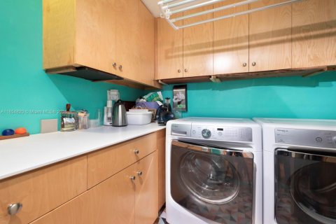 House in Biscayne Park, Florida 3 bedrooms, 130.34 sq.m. № 1872738 - photo 22