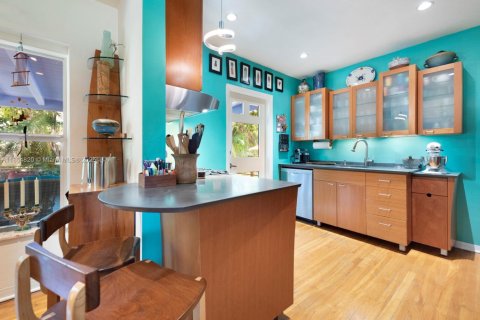 House in Biscayne Park, Florida 3 bedrooms, 130.34 sq.m. № 1872738 - photo 7
