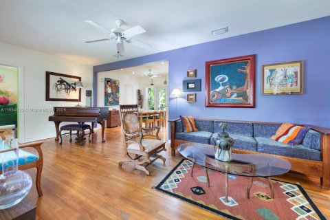 House in Biscayne Park, Florida 3 bedrooms, 130.34 sq.m. № 1872738 - photo 3