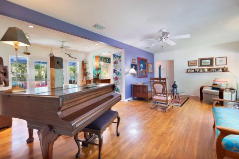 House in Biscayne Park, Florida 3 bedrooms, 130.34 sq.m. № 1872738 - photo 17