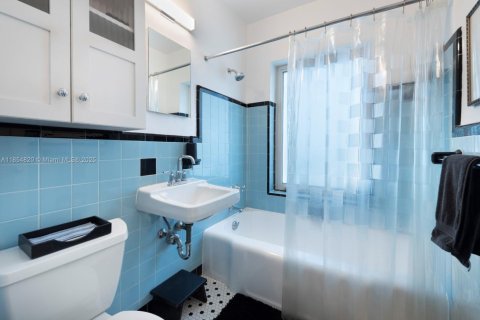 House in Biscayne Park, Florida 3 bedrooms, 130.34 sq.m. № 1872738 - photo 20