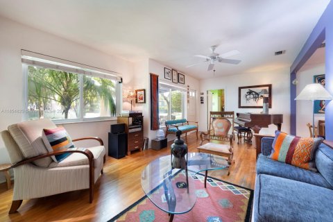 House in Biscayne Park, Florida 3 bedrooms, 130.34 sq.m. № 1872738 - photo 4