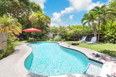 House in Biscayne Park, Florida 3 bedrooms, 130.34 sq.m. № 1872738 - photo 1