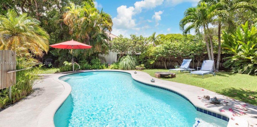 House in Biscayne Park, Florida 3 bedrooms, 130.34 sq.m. № 1872738