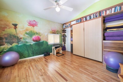 House in Biscayne Park, Florida 3 bedrooms, 130.34 sq.m. № 1872738 - photo 10