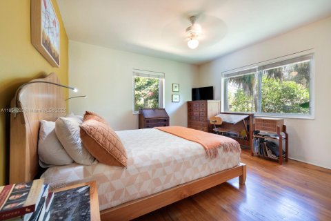 House in Biscayne Park, Florida 3 bedrooms, 130.34 sq.m. № 1872738 - photo 9