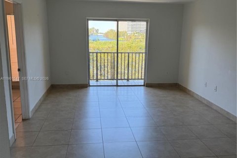 Снять в аренду кондоминиум в Майами, Флорида 2 спальни, 74.14м2, № 2024488 - фото 3