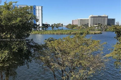 Снять в аренду кондоминиум в Майами, Флорида 2 спальни, 74.14м2, № 2024488 - фото 2