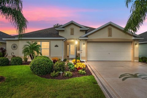 House in The Villages, Florida 3 bedrooms, 194.72 sq.m. № 2389014