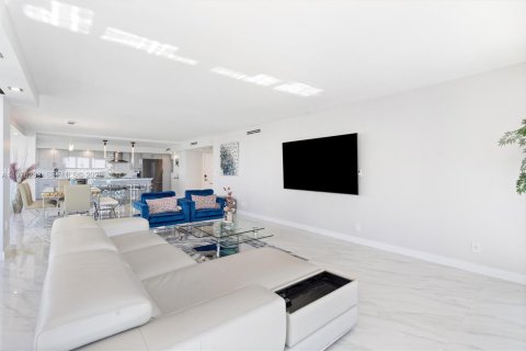 Condo in Fort Lauderdale, Florida, 2 bedrooms  № 2040481 - photo 8