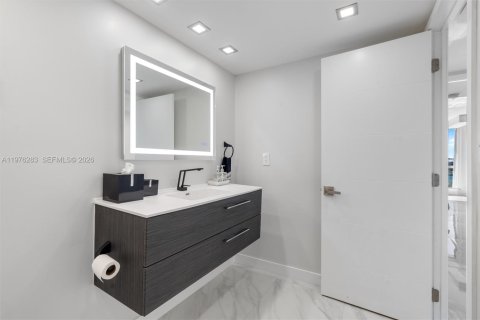 Condo in Fort Lauderdale, Florida, 2 bedrooms  № 2040481 - photo 27