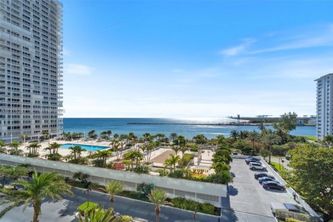 Condo in Fort Lauderdale, Florida, 2 bedrooms  № 2040481 - photo 17
