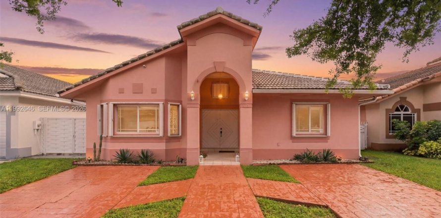 Дом в Майами-Лейкс, Флорида 3 спальни, 174.47м2 № 2062887