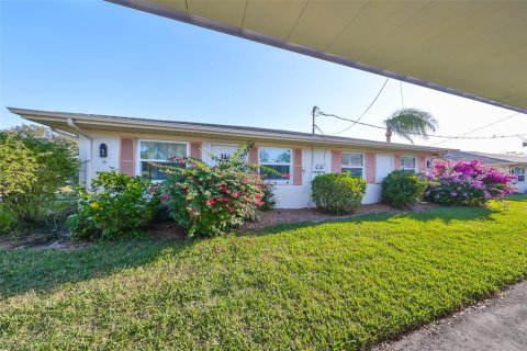 Condominio en Sun City Center, Florida, 2 dormitorios № 2142156