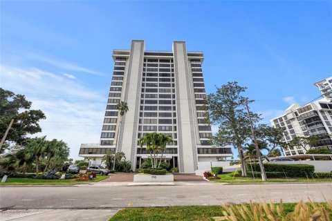 Condo in Sarasota, Florida, 2 bedrooms  № 2396180 - photo 2