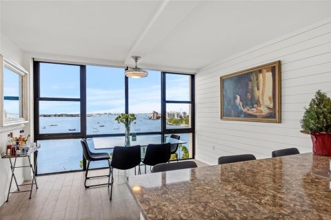 Condo in Sarasota, Florida, 2 bedrooms  № 2396180 - photo 17
