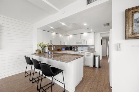 Condo in Sarasota, Florida, 2 bedrooms  № 2396180 - photo 21