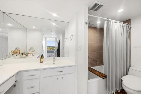 Condo in Sarasota, Florida, 2 bedrooms  № 2396180 - photo 29