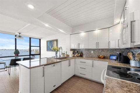 Condo in Sarasota, Florida, 2 bedrooms  № 2396180 - photo 22