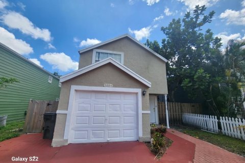 Снять в аренду виллу или дом в Уэст-Палм-Бич, Флорида 3 спальни, 130.43м2, № 1127689 - фото 1