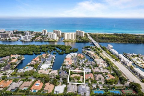 House in Boca Raton, Florida 4 bedrooms, 465.53 sq.m. № 1862032 - photo 16