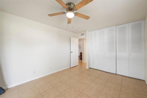Condo in Sun City Center, Florida, 2 bedrooms  № 1816105 - photo 10