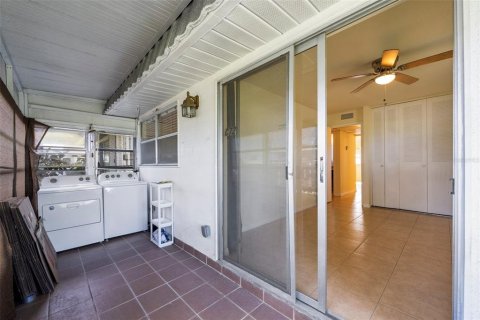Condo in Sun City Center, Florida, 2 bedrooms  № 1816105 - photo 13