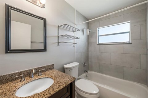Condo in Sun City Center, Florida, 2 bedrooms  № 1816105 - photo 8