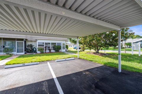 Condo in Sun City Center, Florida, 2 bedrooms  № 1816105 - photo 17