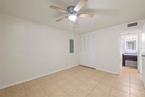 Condo in Sun City Center, Florida, 2 bedrooms  № 1816105 - photo 6