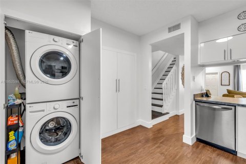 Купить таунхаус в Маргит, Флорида 2 спальни, 103.12м2, № 2008697 - фото 4