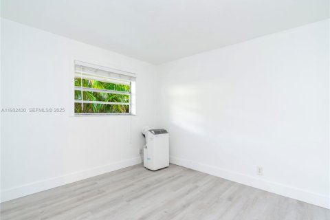 Снять в аренду квартиру в Форт-Лодердейл, Флорида 1 спальня, 177.72м2, № 1990712 - фото 8