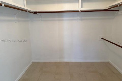 Снять в аренду виллу или дом в Хомстед, Флорида 5 спален, 459.03м2, № 1974472 - фото 8