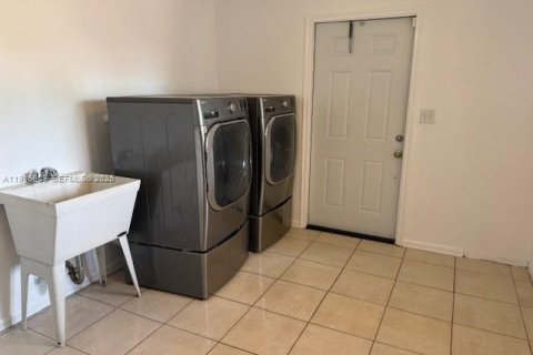 Снять в аренду виллу или дом в Хомстед, Флорида 5 спален, 459.03м2, № 1974472 - фото 21