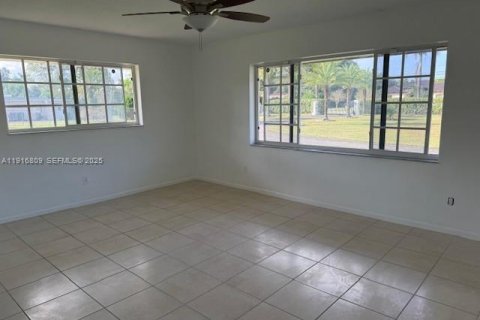 Снять в аренду виллу или дом в Хомстед, Флорида 5 спален, 459.03м2, № 1974472 - фото 12