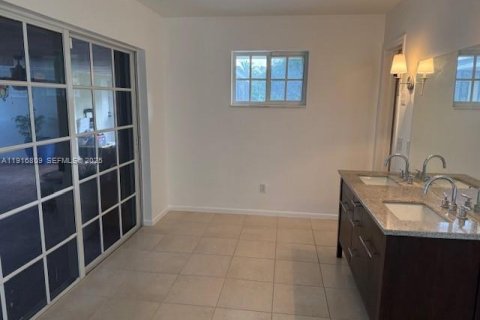 Снять в аренду виллу или дом в Хомстед, Флорида 5 спален, 459.03м2, № 1974472 - фото 17