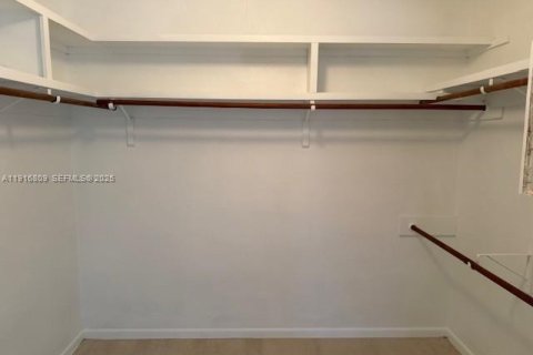 Снять в аренду виллу или дом в Хомстед, Флорида 5 спален, 459.03м2, № 1974472 - фото 18