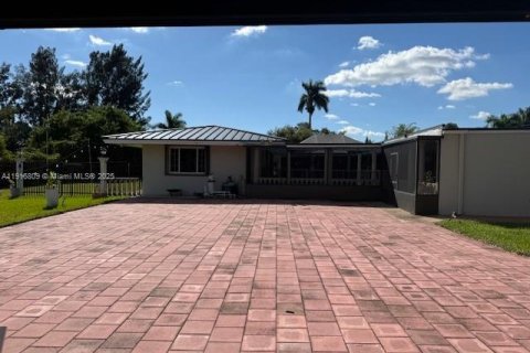 Снять в аренду виллу или дом в Хомстед, Флорида 5 спален, 459.03м2, № 1974472 - фото 11