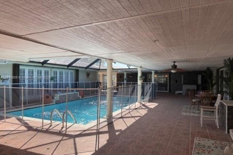 Снять в аренду виллу или дом в Хомстед, Флорида 5 спален, 459.03м2, № 1974472 - фото 4