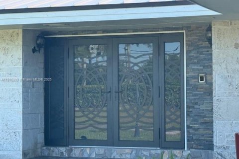 Снять в аренду виллу или дом в Хомстед, Флорида 5 спален, 459.03м2, № 1974472 - фото 2