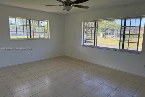 Снять в аренду виллу или дом в Хомстед, Флорида 5 спален, 459.03м2, № 1974472 - фото 5