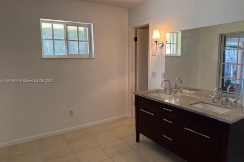 Снять в аренду виллу или дом в Хомстед, Флорида 5 спален, 459.03м2, № 1974472 - фото 6