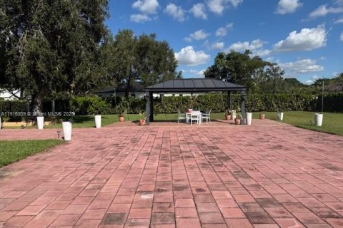 Снять в аренду виллу или дом в Хомстед, Флорида 5 спален, 459.03м2, № 1974472 - фото 10