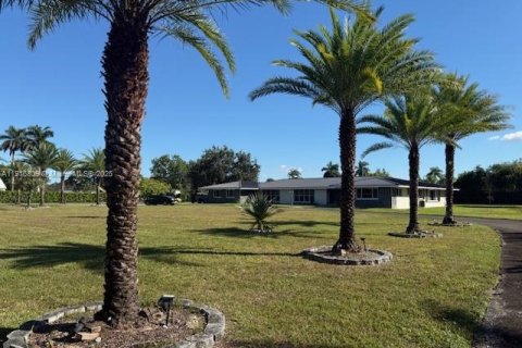 Снять в аренду виллу или дом в Хомстед, Флорида 5 спален, 459.03м2, № 1974472 - фото 1