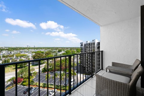 Condo in Hallandale Beach, Florida, 2 bedrooms  № 2077631 - photo 22