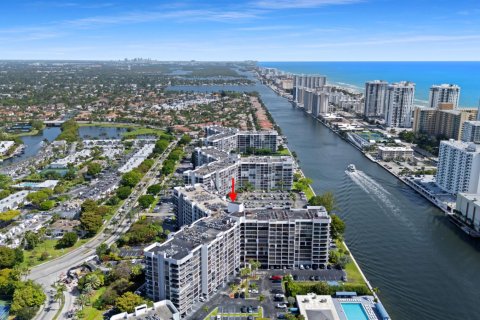 Condo in Hallandale Beach, Florida, 2 bedrooms  № 2077631 - photo 30