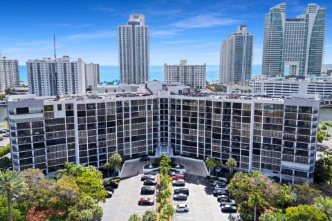 Condo in Hallandale Beach, Florida, 2 bedrooms  № 2077631 - photo 26