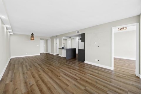 Condo in Hallandale Beach, Florida, 2 bedrooms  № 2077631 - photo 10
