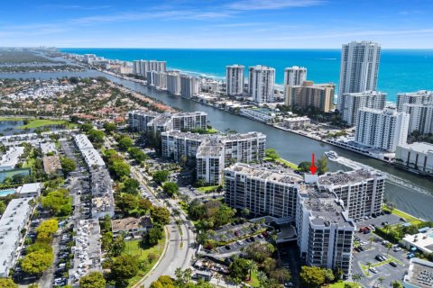 Condo in Hallandale Beach, Florida, 2 bedrooms  № 2077631 - photo 29