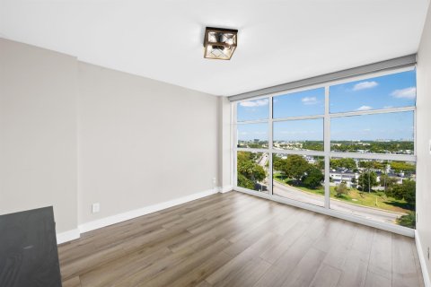 Condo in Hallandale Beach, Florida, 2 bedrooms  № 2077631 - photo 16